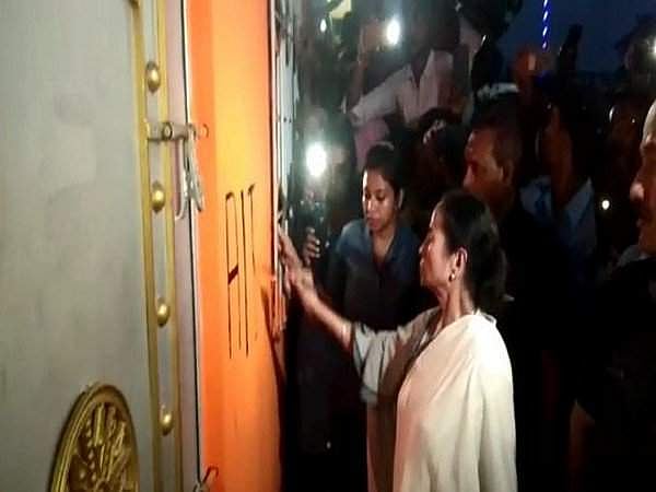 മമത തന്നെയിറങ്ങി പാർട്ടി ഓഫീസ് തിരികെ പിടിക്കാൻ; നേരിട്ടെത്തി ചുമരിൽ പാര്ട്ടി ചിഹ്നവും വരച്ചു (വീഡിയോ)