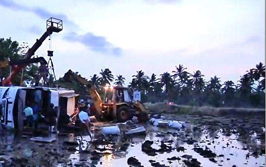 ബെംഗളൂരുവില്‍ നിന്നുള്ള അന്തര്‍സംസ്ഥാന ബസ് പാലക്കാട് വയലിലേക്ക് മറിഞ്ഞു; നിരവധി പേര്‍ക്ക് പരിക്ക്