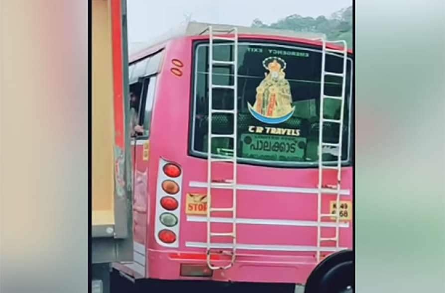 ട്രാഫിക്ക് കുരുക്ക് അഴിക്കാന്‍ പഠിച്ചപണി നോക്കി പൊലീസ്; ബ്ലോക്കില്‍ കേമനായി വന്ന പ്രൈവറ്റ് ബസിന് കിട്ടിയത് എട്ടിന്റെ പണി (വീഡിയോ)