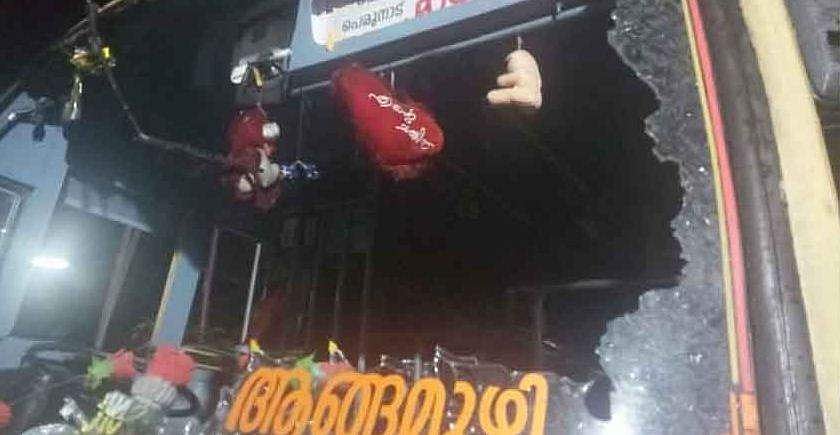 ഗവിയില്‍ കെഎസ്ആര്‍ടിസിക്ക് നേരെ കാട്ടാനയുടെ ആക്രമണം: ഡ്രൈവര്‍ രക്ഷപ്പെട്ടത് തലനാരിഴയ്ക്ക് 