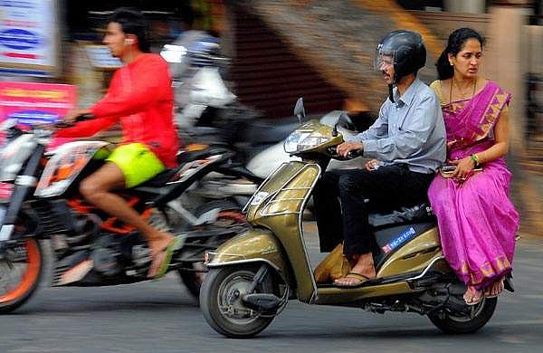 ഇരുചക്രവാഹനങ്ങളില്‍ കുട്ടികള്‍ക്ക് ഹെല്‍മെറ്റും ബെല്‍റ്റും നിര്‍ബന്ധം; വേഗം 40 കിലോമീറ്ററില്‍ കൂടരുത്; ഗതാഗതനിയമം മാറുന്നു