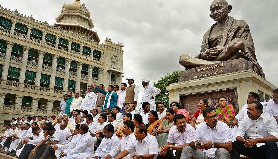കർണാടകയിൽ രാഷ്ട്രീയ കരുനീക്കങ്ങൾ ; ബിജെപി ഇന്ന് ​ഗവർണറെ കാണും ; ശിവകുമാറും സംഘവും മുംബൈയിൽ