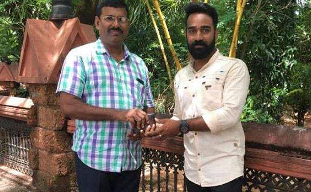 ബൈക്ക് യാത്രയ്ക്കിടെ പണമടങ്ങിയ പേഴ്സ് തെറിച്ചുപോയി; തേടിപ്പിടിച്ച് ഉടമയ്ക്ക് കൈമാറി യുവാവ്, സന്തോഷം 