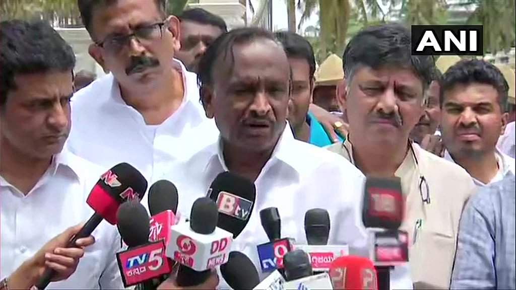കോണ്‍ഗ്രസിന് ആശ്വാസത്തിന്റെ സൂചന, വിമതര്‍ വഴങ്ങുന്നു; രാജി പിന്‍വലിക്കുമെന്ന് നാഗരാജ് 