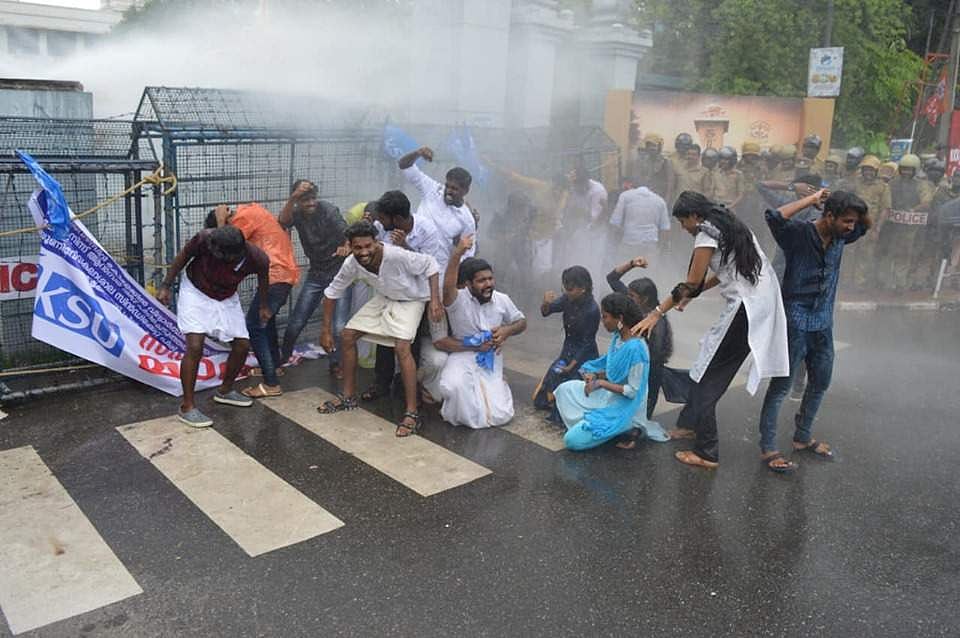 യൂണിവേഴ്‌സിറ്റി കോളജില്‍ വീണ്ടും സംഘര്‍ഷം; തള്ളിക്കയറാന്‍ ശ്രമിച്ച കെഎസ്‌യുക്കാരെ പൊലീസ് തടഞ്ഞു