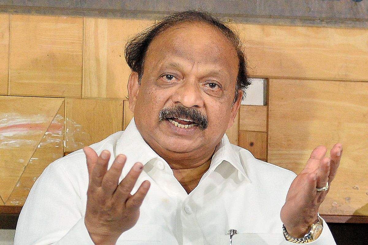 ജ്വല്ലറി തട്ടിപ്പ്; കോൺ​ഗ്രസ് വിമത നേതാവിനെ കുരുക്കി കുമാര സ്വാമി സർക്കാർ; കസ്റ്റഡിയിലെടുത്തത് വിമാനത്തവളത്തിൽ നിന്ന്