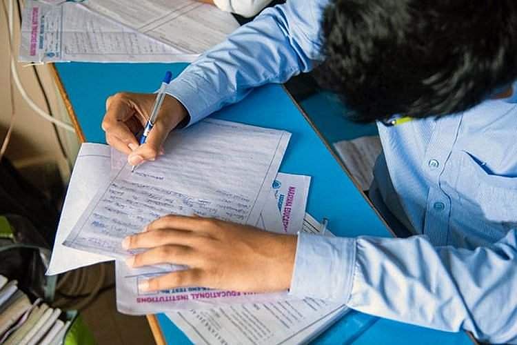 'രാവിലെ പത്ത് മണിക്ക് ഞാന്‍ മരിച്ചു'; സ്വന്തം മരണത്തിന് ലീവിന് അപേക്ഷിച്ച് എട്ടാം ക്ലാസുകാരന്‍; കണ്ണുംപൂട്ടി സമ്മതിച്ച് അധ്യാപകന്‍