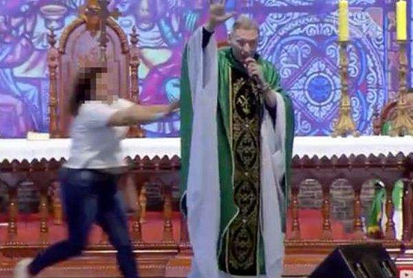 തടിച്ചികള്‍ക്ക് സ്വര്‍ഗത്തിലേക്ക് പ്രവേശനമില്ല; സുവിശേഷ പ്രസംഗത്തിനിടെ പുരോഹിതനെ വേദിയില്‍ നിന്ന് തള്ളിയിട്ട് യുവതി; ആയിരങ്ങള്‍ സാക്ഷി; വീഡിയോ വൈറല്‍