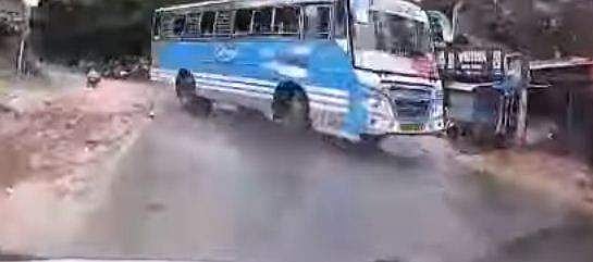 ചീറിപ്പാഞ്ഞ് ബസ്, നിയന്ത്രണംവിട്ട് കാറിന് കുറുകെ, കുടുംബം രക്ഷപ്പെട്ടത് തലനാരിഴയ്ക്ക്; വീഡിയോ 