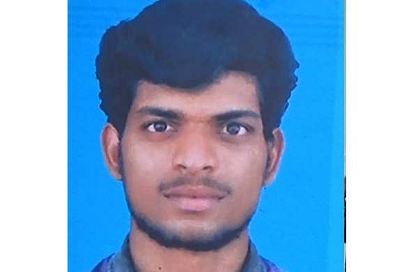യുവാവിനെ അടിച്ചുകൊന്നു കെട്ടിത്തൂക്കിയെന്ന് അമ്മയുടെ പരാതി; സുഹൃത്തുക്കള് പിടിയില്, സിപിഎം അന്വേഷണം അട്ടിമറിക്കുന്നുവെന്ന് ആരോപണം