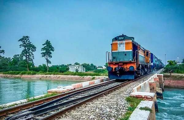 പണമല്ല, സമയമാണ് പ്രധാനം; ട്രെയിനുകളില്‍ നിന്ന് ബസുകളിലേക്ക് കൂട്ടത്തോടെ മാറ്റം, തിരുവനന്തപുരം ഡിവിഷനില്‍ യാത്രക്കാര്‍ കുറയുന്നതായി റെയില്‍വെ