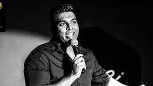 പരിപാടിക്കിടെ കൊമേഡിയന് വേദിയില് കുഴഞ്ഞ് വീണ് മരിച്ചു: അഭിനയമെന്ന് കരുതി കാണികള്