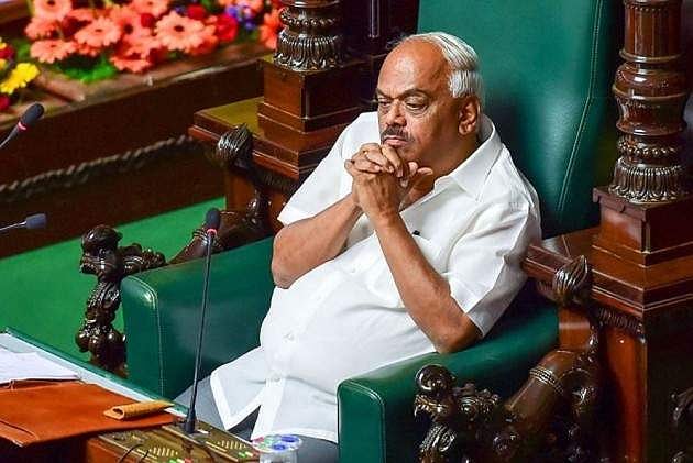 കര്‍ണാടക: വിമത എംഎല്‍എമാരുടെ ഹര്‍ജി നാളെ പരിഗണിക്കും; കോണ്‍ഗ്രസും സ്പീക്കറും കക്ഷിചേരും