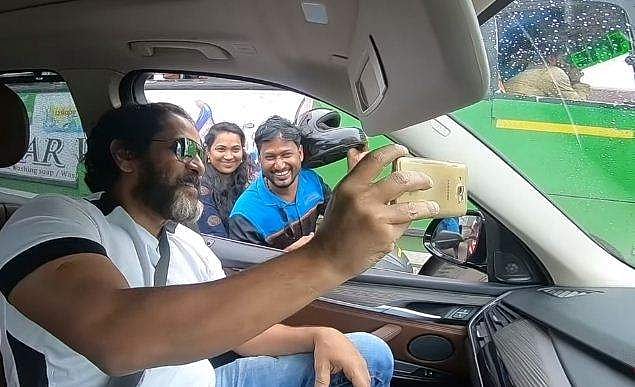 നടുറോഡില്‍ ആരാധകന് സെല്‍ഫിയെടുത്ത് നല്‍കി വിക്രം; വീഡിയോ വൈറല്‍