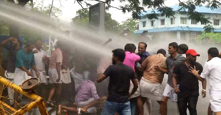എറണാകുളം ലാത്തിചാര്‍ജ്: സിപിഐയ്ക്ക് കടുത്ത അതൃപ്തി; പരാതിയുമായി ഇ ചന്ദ്രശേഖരന്‍ മുഖ്യമന്ത്രിയെ കണ്ടു; കലക്ടര്‍ അന്വേഷിക്കും