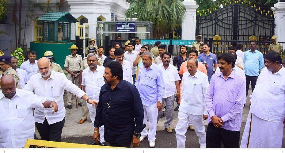 നേരിട്ട് ഹാജരാകാൻ കൂടുതൽ സമയം വേണം ; സ്പീക്കർക്ക് കത്തയച്ച് വിമത എംഎൽഎമാർ