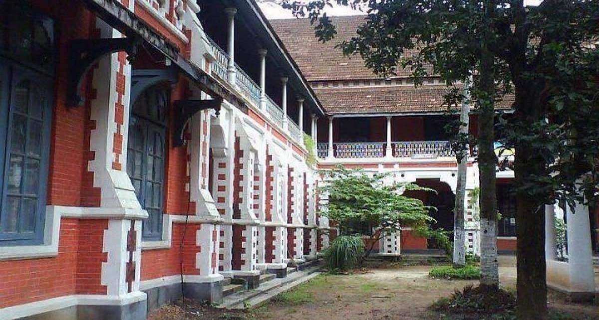 കോളജുകള്‍ ജൂണ്‍ ഒന്നിന് തന്നെ തുറക്കണം; ഓണ്‍ലൈന്‍ ക്ലാസുകള്‍ക്ക് നിര്‍ദേശം; മാര്‍ഗരേഖയായി