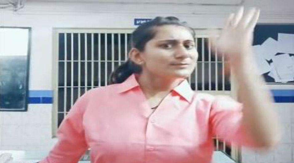 പൊലീസ് സ്റ്റേഷനുള്ളില്‍ നിന്ന് ഡാന്‍സ് കളിച്ച് പൊലീസുകാരി; ടിക് ടോക് വിഡിയോ വൈറലായതോടെ സസ്‌പെന്‍ഷന്‍