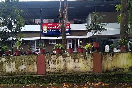 പൊലീസുകാരെ മര്‍ദിച്ചും ജീപ്പിന്റെ ചില്ലു പൊട്ടിച്ചും സ്റ്റേഷനില്‍ 'ഡ്രാക്കുളയുടെ' വിളയാട്ടം; അവസാനം ആശുപത്രിയില്‍
