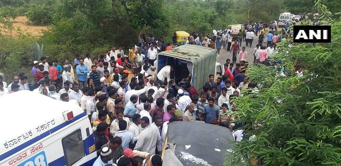 കര്‍ണാടകയില്‍ വാഹനാപകടത്തില്‍ 12 മരണം ; 20 ലേറെ പേര്‍ക്ക് പരിക്ക്