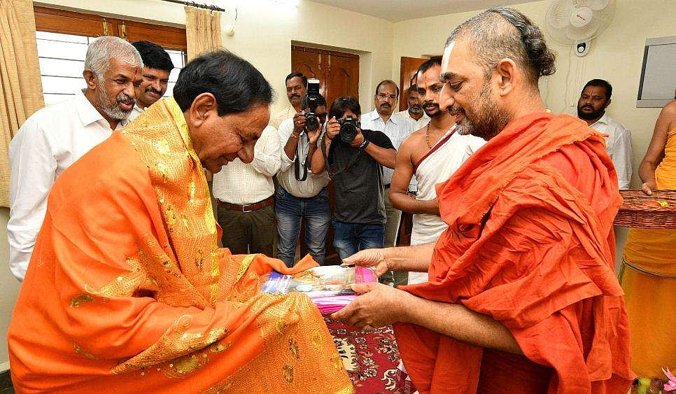 '1048 യജ്ഞകുണ്ഡങ്ങള്‍, 4000 പുരോഹിതര്‍'; മഹായാഗവുമായി തെലങ്കാന മുഖ്യമന്ത്രി ; മോദിക്കും ക്ഷണം