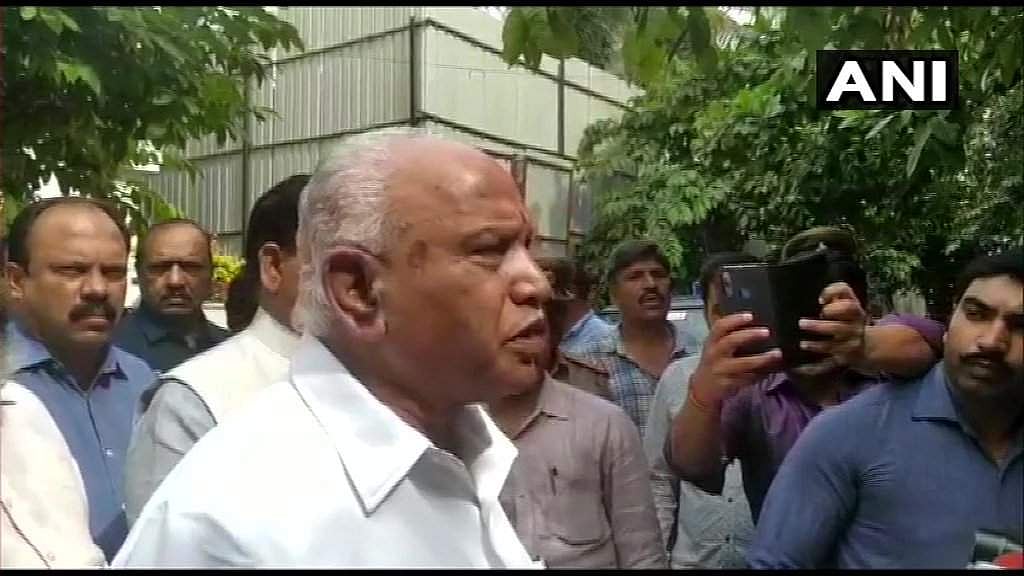 സര്ക്കാരുണ്ടാക്കാന് തയ്യാര്, യെദ്യൂരപ്പ മുഖ്യമന്ത്രിയാകുമെന്ന് ബിജെപി; സിദ്ധരാമയ്യക്ക് വേണ്ടി കോണ്ഗ്രസ് വിമതര്