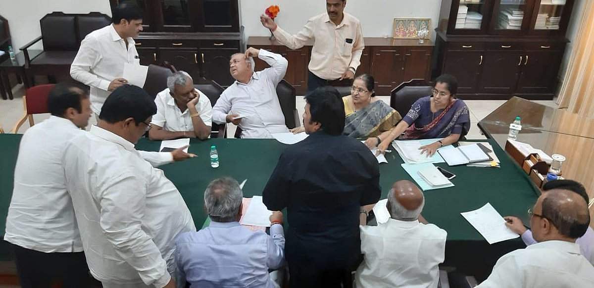കര്ണാടകയില് വീണ്ടും രാഷ്ട്രീയ പ്രതിസന്ധി ; 11 എംഎല്എമാര് രാജിക്ക് ; സ്പീക്കറുടെ ഓഫീസില്