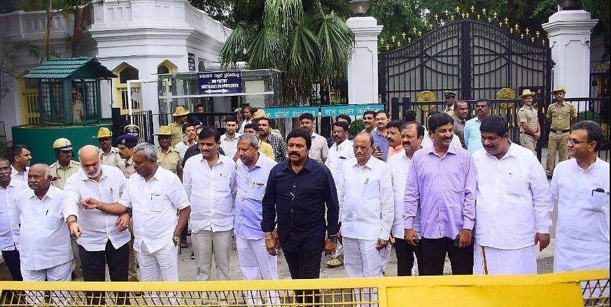 രാജിവെച്ച എംഎല്‍എമാരെ മന്ത്രിമാരാക്കാമെന്ന് ബിജെപി വാഗ്ദാനം ; അനുനയ ശ്രമവുമായി കോണ്‍ഗ്രസ്; കര്‍ണാടകയില്‍  നിര്‍ണായക നീക്കങ്ങള്‍