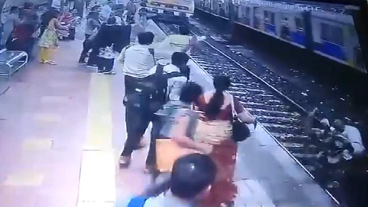 ട്രെയിന്‍ വന്നയുടനെ പാളത്തിലേക്ക് ചാടി: വയോധികനെ സാഹസികമായി രക്ഷിച്ച് റെയില്‍വേ ജീവനക്കാരന്‍, വീഡിയോ