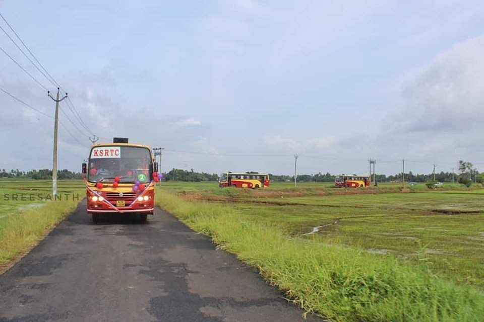 ആനവണ്ടിയിൽ ആറ് മണിക്കൂർ ഉല്ലാസ യാത്ര; തോന്നുന്നിടത്തു നിര്‍ത്തും ഫോട്ടോയെടുക്കും പാട്ടുപാടും (വീഡിയോ)