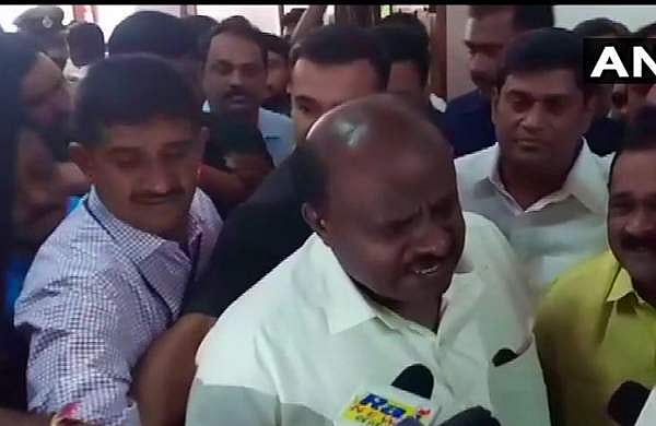 എല്ലാ മന്ത്രിമാരും രാജി വച്ചു, വിമതര്‍ക്കു മന്ത്രിസ്ഥാനം നല്‍കും; കര്‍ണാടകയില്‍ സര്‍ക്കാരിനെ രക്ഷിക്കാന്‍ തീവ്ര ശ്രമം
