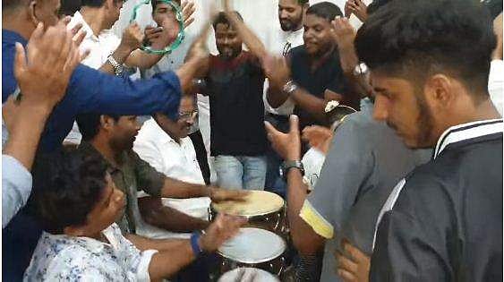 കല്ല്യാണവീട്ടില്‍ ഉണ്ണിത്താനെ പൊതിഞ്ഞ് പാട്ടുമേളം; കാസര്‍കോടന്‍ സ്‌നേഹം; വിഡിയോ