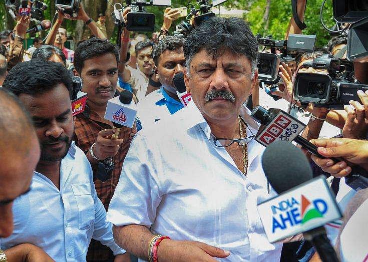 വിമതരെ മെരുക്കാനാവാതെ കോണ്‍ഗ്രസിലെ 'ചാണക്യന്‍' ; ഡി കെ ശിവകുമാര്‍ മുംബൈയിലെത്തിയതോടെ എംഎല്‍എമാരെ രഹസ്യകേന്ദ്രത്തിലേക്ക് മാറ്റി