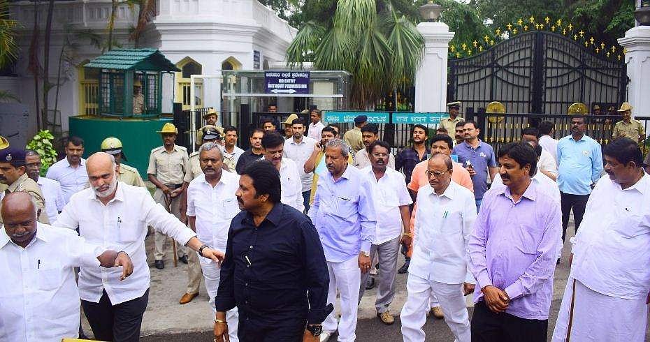 കര്‍ണാടകയില്‍ ഇന്ന് നിര്‍ണായകം ; എംഎല്‍എമാരുടെ രാജിയില്‍ സ്പീക്കറുടെ തീരുമാനമുണ്ടാകും ; വിമതരെ വിരട്ടാന്‍ അയോഗ്യതാ നീക്കവും