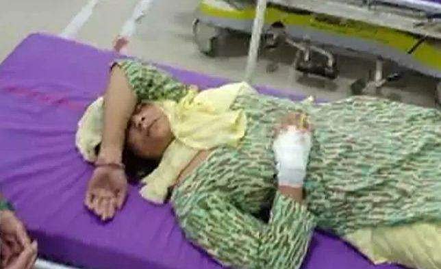 ഹോംവര്‍ക്ക് പരിശോധിക്കാന്‍ എത്തിയ അധ്യാപികയെ വിദ്യാര്‍ത്ഥി കത്തികൊണ്ട് കുത്തി പരിക്കേല്‍പ്പിച്ചു 