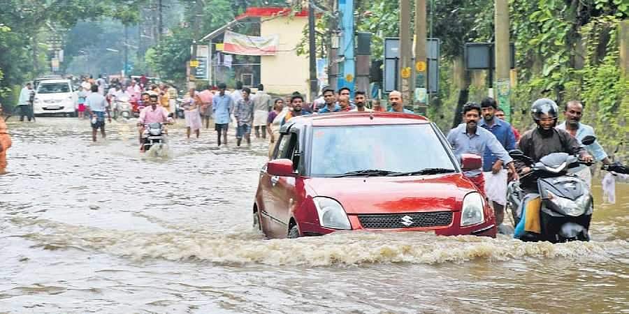 ചെങ്ങന്നൂരില്‍ താഴ്ന്ന പ്രദേശങ്ങളില്‍ വെള്ളംകയറുന്നു; ക്യാമ്പുകള്‍ തുറന്നു, വീടൊഴിയാന്‍ കൂട്ടാക്കാത്തവരെ ബലംപ്രയോഗിച്ച് നീക്കാന്‍ നിര്‍ദേശം