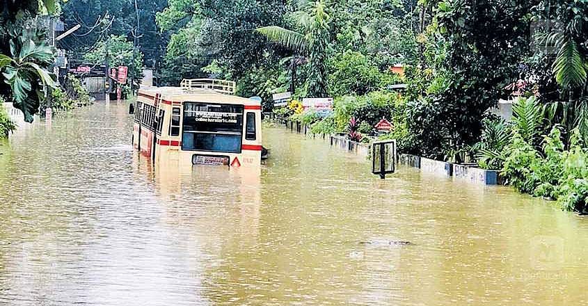 മഴ കുറഞ്ഞു: ഗതാഗതം സുഗമമാകുന്നു; മൂവാറ്റുപുഴ തിരിച്ചുകയറുന്നു...
