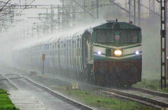 മഴയില്‍ താറുമാറായി ട്രെയിന്‍ ഗതാഗതം: പത്ത് ട്രെയിന്‍ പാതിവഴിയില്‍ യാത്ര അവസാനിപ്പിച്ചു