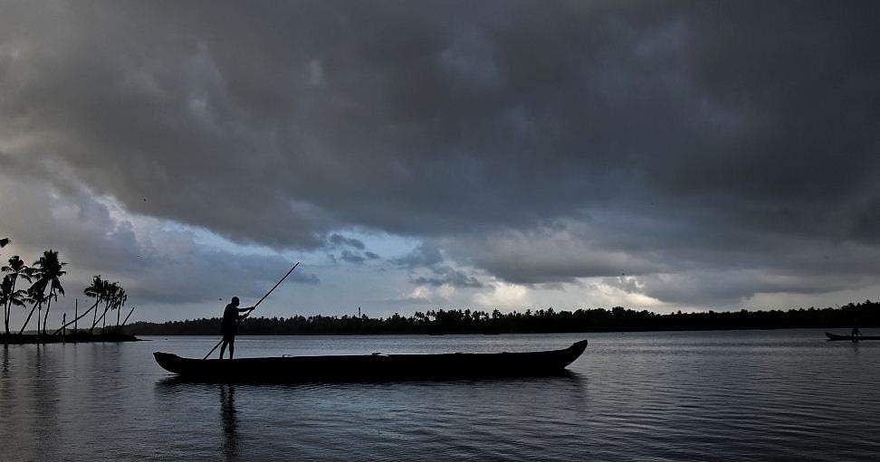 അറബിക്കടലിനു മുകളില്‍ മേഘങ്ങളെത്തി ; രാത്രിയോടെ മൂന്നു ജില്ലകളില്‍ ശക്തമായ മഴയ്ക്ക് സാധ്യത ; സ്വകാര്യ കാലാവസ്ഥ ഏജന്‍സിയുടെ പ്രവചനം ഇങ്ങനെ