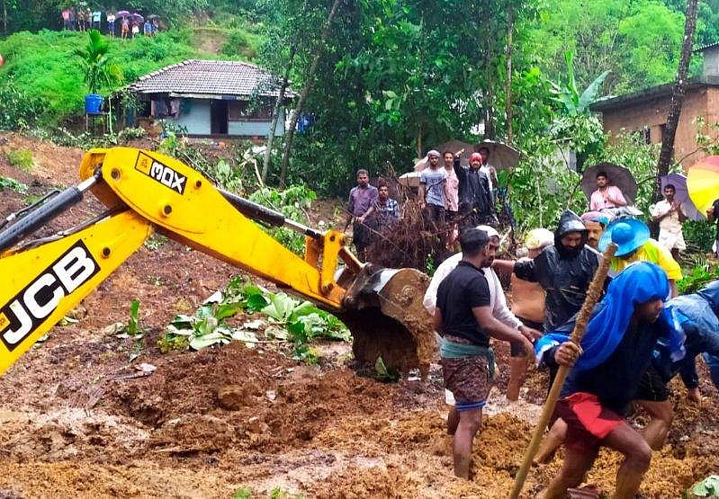 കവളപ്പാറയില്‍ നിന്ന് ഒരു മൃതദേഹം കൂടി കണ്ടെത്തി ; മണ്ണിനടിയില്‍ ഇനിയും 50 പേരെന്ന് സംശയം ; തിരച്ചില്‍ തുടരുന്നു