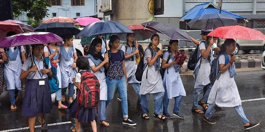 9 ജില്ലകളിലെ വിദ്യാഭ്യാസ സ്ഥാപനങ്ങള്‍ക്ക് നാളെ അവധി; സര്‍വകലാശാലകള്‍ പരീക്ഷകള്‍ മാറ്റി