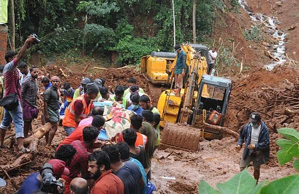 കവളപ്പാറയിലേക്ക് 'ദുരന്തം കാണാനെത്തുന്നവരുടെ' ഒഴുക്ക്; ഗതാഗതക്കുരുക്ക്; രക്ഷാപ്രവര്‍ത്തനത്തിനു തടസം, വിമര്‍ശനം 