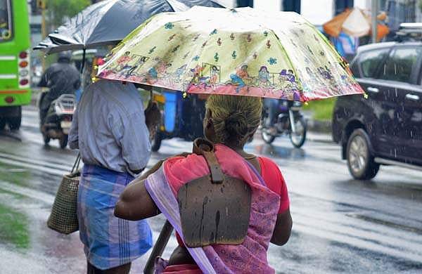 ഇന്നു മൂന്നു ജില്ലകളില്‍ റെഡ് അലര്‍ട്ട്, നാളെ മുതല്‍ മഴ കുറയും