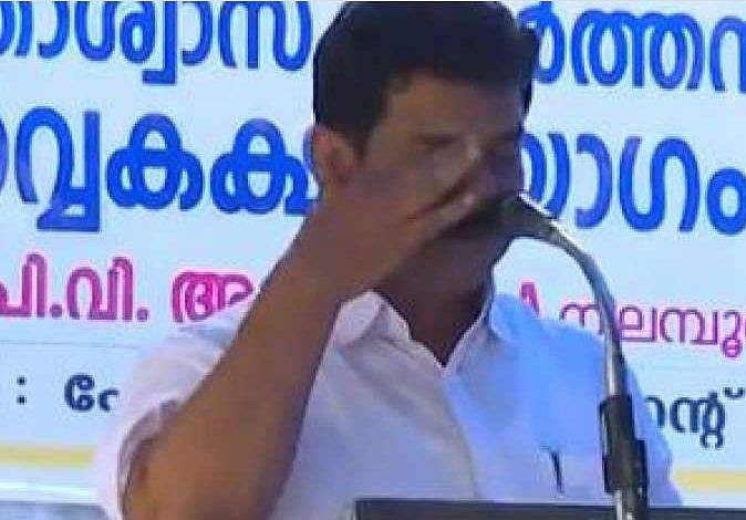 പ്രസംഗത്തിനിടെ വിതുമ്പി പി വി അന്‍വര്‍ എംഎല്‍എ, 10 ലക്ഷം രൂപയുടെ സഹായപ്രഖ്യാപനവും