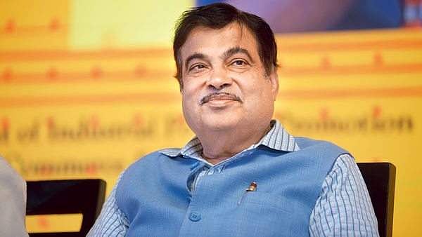 ജോലി ചെയ്യൂ, അല്ലെങ്കില് ഉദ്യോഗസ്ഥരെ തല്ലാന് ജനങ്ങളോട് പറയേണ്ടിവരും: ഗഡ്കരി