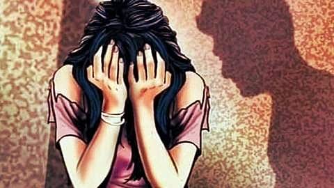 കോഴിക്കോട് നഗരത്തില്‍ യുവതികളെ പൂട്ടിയിട്ട് പെണ്‍വാണിഭം, രക്ഷപ്പെട്ടോടിയ 17കാരി പൊലീസ് സ്റ്റേഷനില്‍ അഭയം തേടി