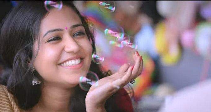 ‘മെല്ലെ മിഴികള്‍ കൂടൊരുക്കി ഞാന്‍’; കുമ്പാരീസിലെ പ്രണയഗാനം കാണാം 