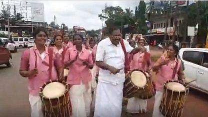 കുടുംബശ്രീ ഘോഷയാത്രയില്‍ ചെണ്ടക്കാരനായി രാജ്‌മോഹന്‍ ഉണ്ണിത്താന്‍; വീഡിയോ