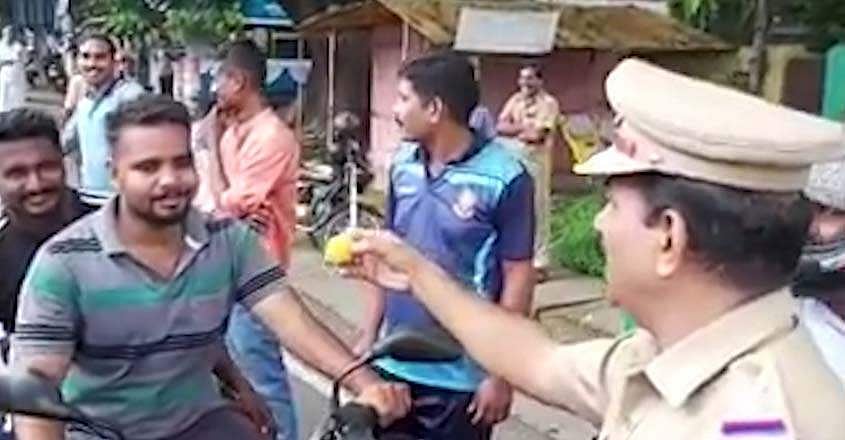 'ദാ ലഡു കഴിക്കൂ, നാളെ മുതല്‍ പിഴ':  ഹെല്‍മറ്റില്ലാതെ മുന്നില്‍പ്പെട്ടവര്‍ അമ്പരന്നു; ട്രാഫിക് പൊലീസിന്റെ 'മധുര താക്കീത്'