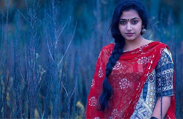 വെള്ളപ്പൊക്കത്തില്‍ ചത്തില്ലെ എന്ന് ചോദ്യം; 'നിന്നെപ്പോലുള്ളവര്‍ ജീവിച്ചിരിക്കുമ്പോള്‍ കാലന്‍ എന്നെ വിളിക്കോ' എന്ന് അനു സിത്താര
